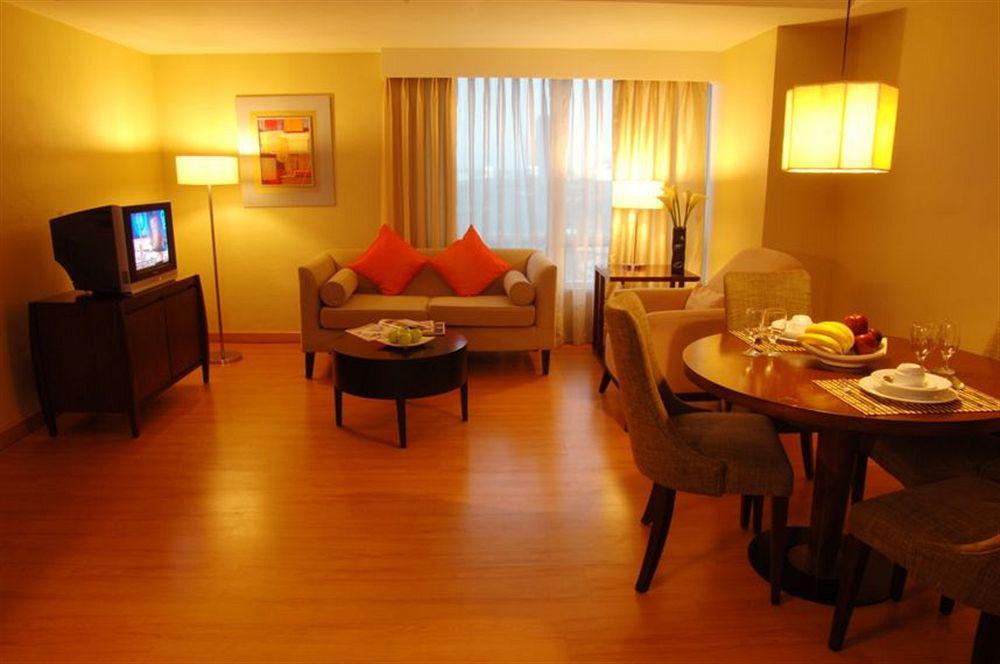 Lancaster Hotel Manila Room photo